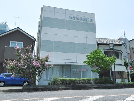 白い外壁の建物外観  