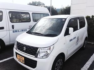 送迎車が並ぶ駐車場  