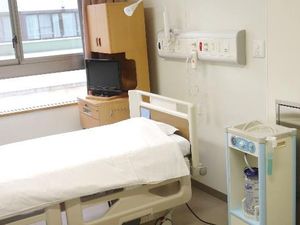 明るい居室のベッド  