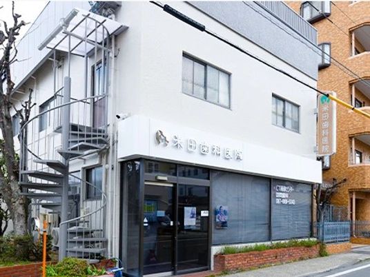 白い外壁の施設外観  