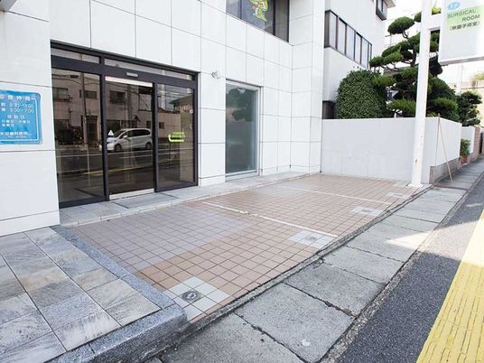 施設のエントランス  