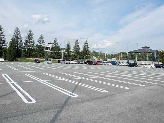 広い駐車場の外観  