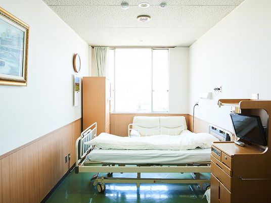 明るい個室の居室  