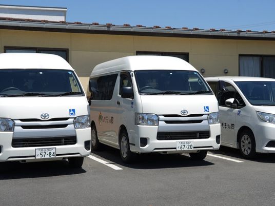 送迎車が並ぶ外観  