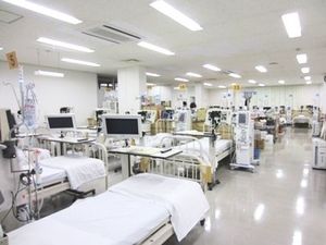 機器が並ぶ明るい機能訓練室  