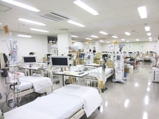 機器が並ぶ明るい機能訓練室  