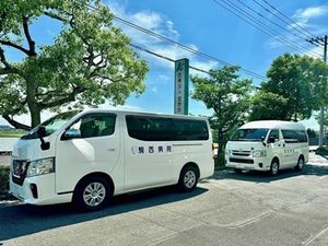 送迎車が並ぶ外観  