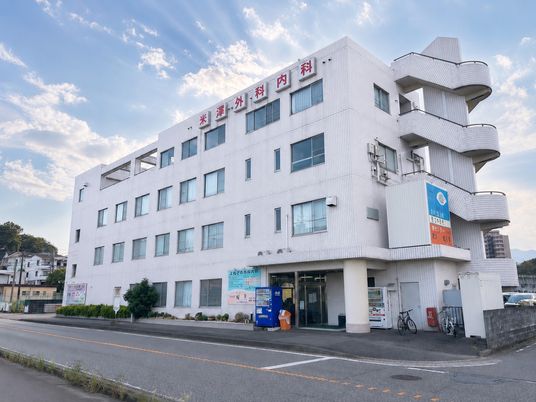 白い建物の外観