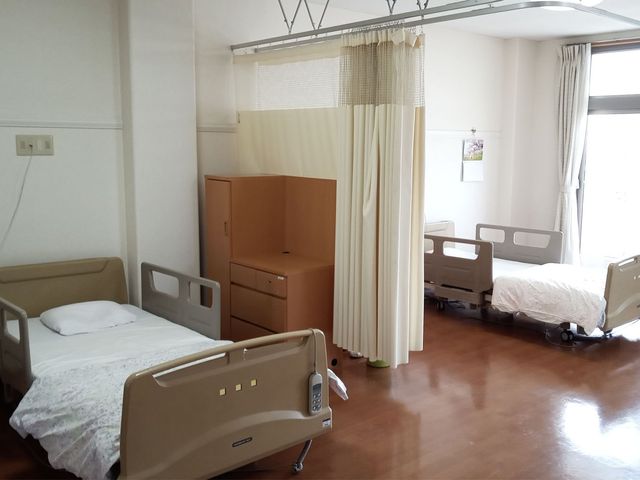光が優しく差し込む居室 居室 自然光が心地よく入る、静かで落ち着いた雰囲気の居室です。スタッフの仕事がしやすい配慮が随所に施されています。