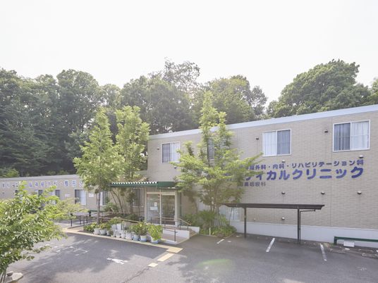 緑に囲まれた建物外観  
