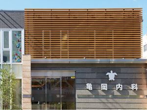 施設外観の正面玄関  