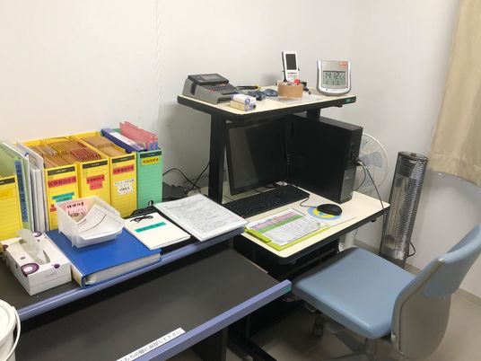 書類が並ぶ事務机  