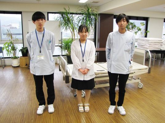 スタッフ3人が並ぶ多目的室  