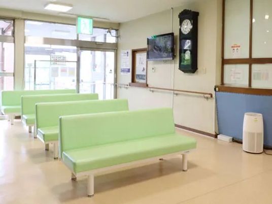 明るい待合の廊下  