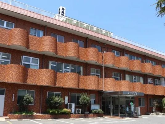 赤い外壁の建物外観  