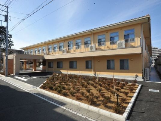 二階建ての建物外観  