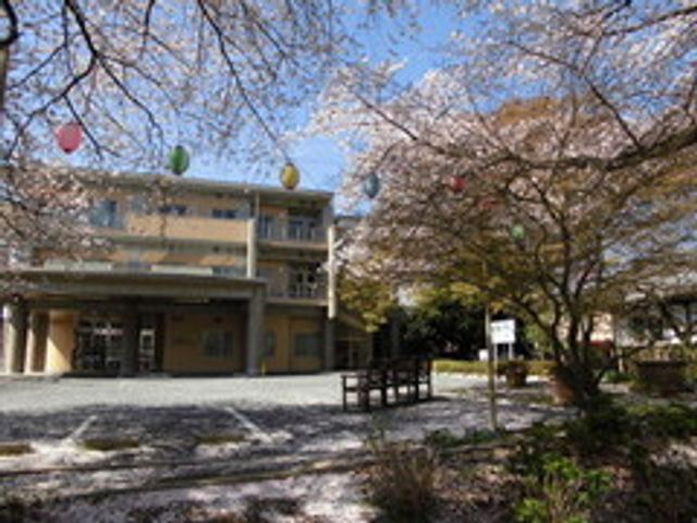 満開の桜と建物の外観 外観 施設の外観は、季節の花に囲まれており、自然の中で穏やかな環境が整っています。