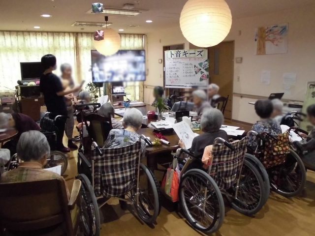 交流を楽しむラウンジ ラウンジ 広々としたラウンジでは、利用者同士の交流やレクリエーションが行われています。癒しの空間が広がっています。