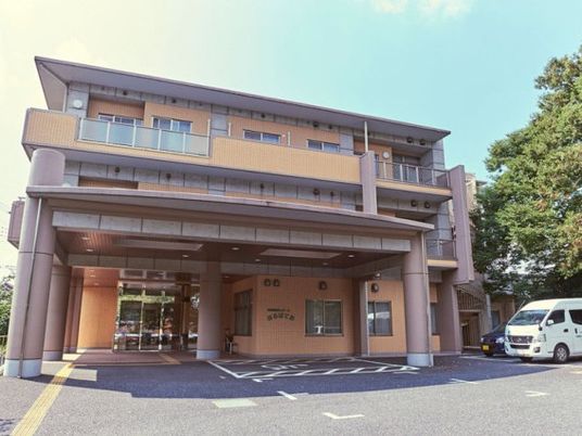 明るい外観の建物  