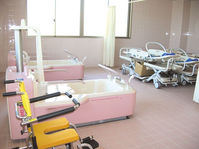 車椅子対応の浴室 浴室 自然光が差し込む、設備が整った浴室です。車椅子でも利用しやすい設計になっています。