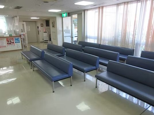 ベンチ並ぶロビー  