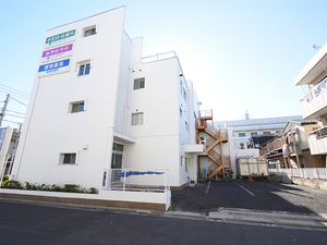 白い建物の外観  