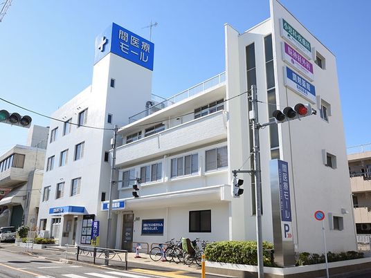 白い建物の外観  