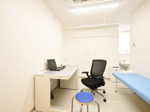 診察用の明るい個室  