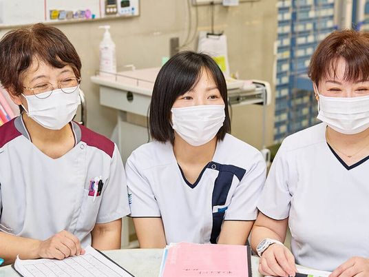 笑顔の職員3人  