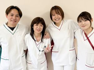 笑顔のスタッフ集合