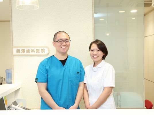 スタッフ2人が立つ受付前  