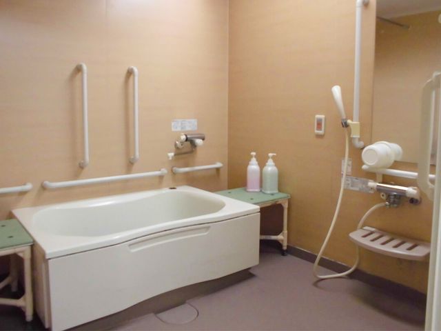 手すり付きの浴室 浴室 安全に配慮した手すり付きの洗い場です。清潔感があり、使いやすい空間となっています。