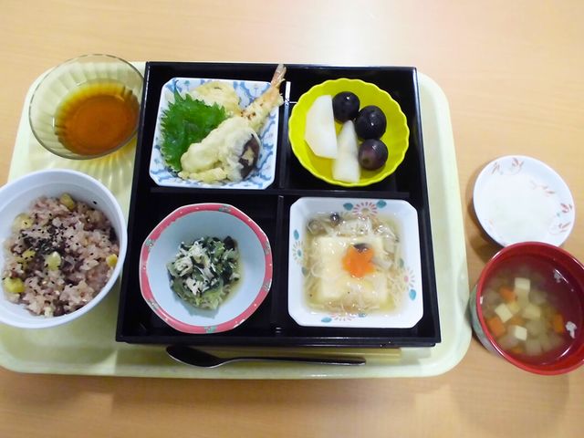 色とりどりの料理のトレイ 料理 健康に配慮した彩り豊かな食事を提供しています。季節の素材を使ったメニューです。