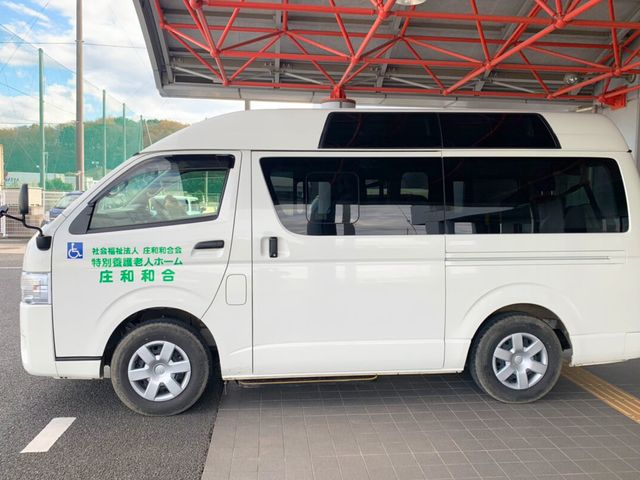 車両の外観 外観 送迎用の車両が待機しており、アクセスも安心です。清潔で整備の行き届いた印象です。