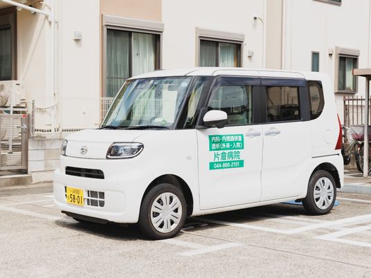 送迎車のある外観  
