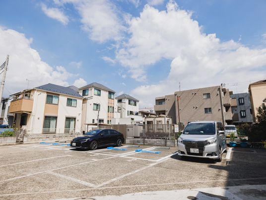 建物前の駐車場  