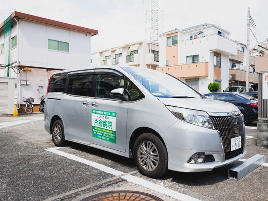 送迎車のある外観  