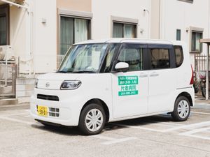 送迎車が停車する外観  