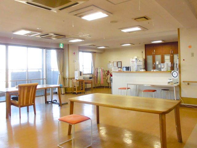 明るい空間のダイニング ダイニングルーム 自然光が差し込む広々としたダイニングで、快適に過ごせます。テーブルと椅子が配置され、リラックスした時間を提供します。