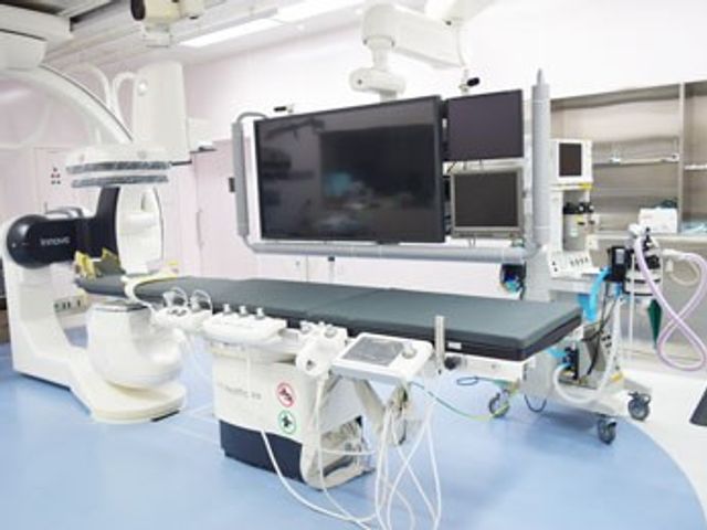 機器が並ぶ機能訓練室 機能訓練室   機器が整った明るい空間です。訓練やリハビリに使いやすそうな設備が見え、働く場としても環境が分かりやすいです。