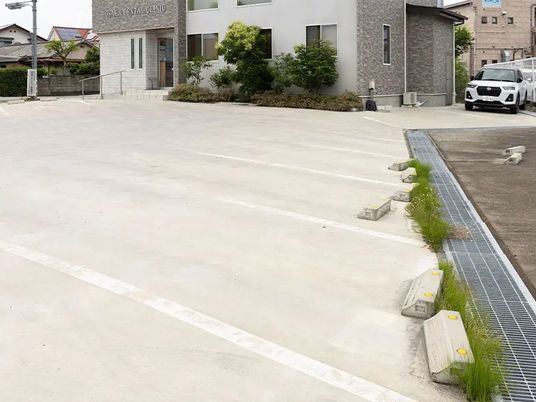 建物前の駐車場  