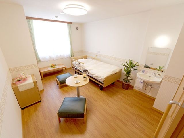 明るい居室 居室 広々とした居室には自然光がたっぷり入り、快適に過ごせる空間が広がっています。リラックスしながら日々の業務に取り組めます。
