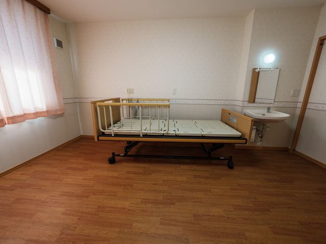 広々とした居室 居室 広々とした居室には、利用者の方が快適に過ごせるスペースが確保されています。自然光が優しく差し込み、落ち着いた雰囲気を感じられます。