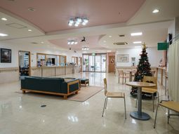 クリスマスツリーのある広いロビー