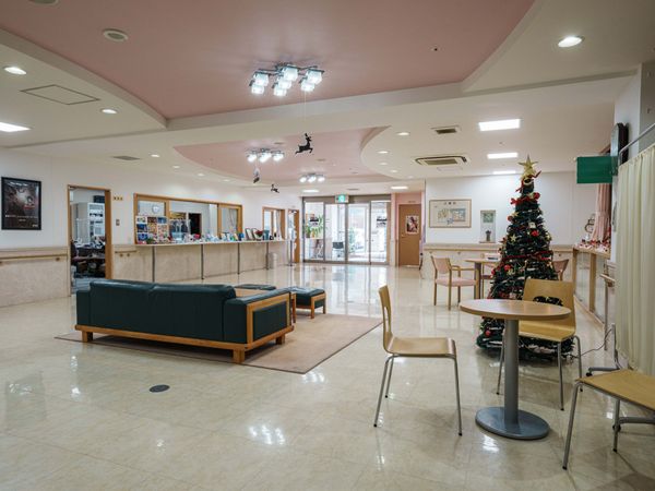 クリスマスツリーのある広いロビー