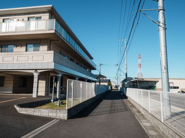 三階建ての建物 外観 車椅子利用に便利なスロープ付きの広々としたアプローチが魅力的です。