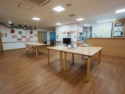 自然光が入るラウンジ