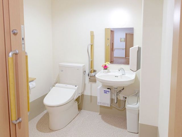 快適な設備のトイレ トイレ 安心して使用できる広めのトイレには、手すりが設置されており安全です。