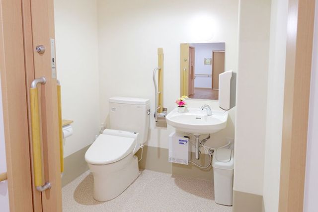 快適な設備のトイレ トイレ 安心して使用できる広めのトイレには、手すりが設置されており安全です。