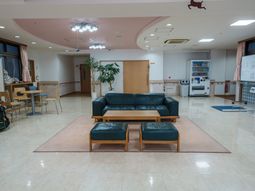 明るく広々としたラウンジ